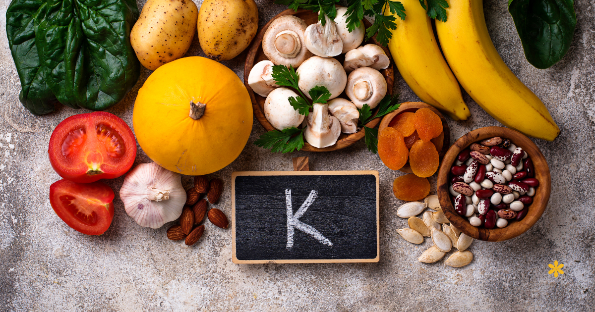 低糖分・脂肪燃焼中にカリウムとナトリウムが流出しやすく、野菜や味噌汁で電解質を整えるイメージ図