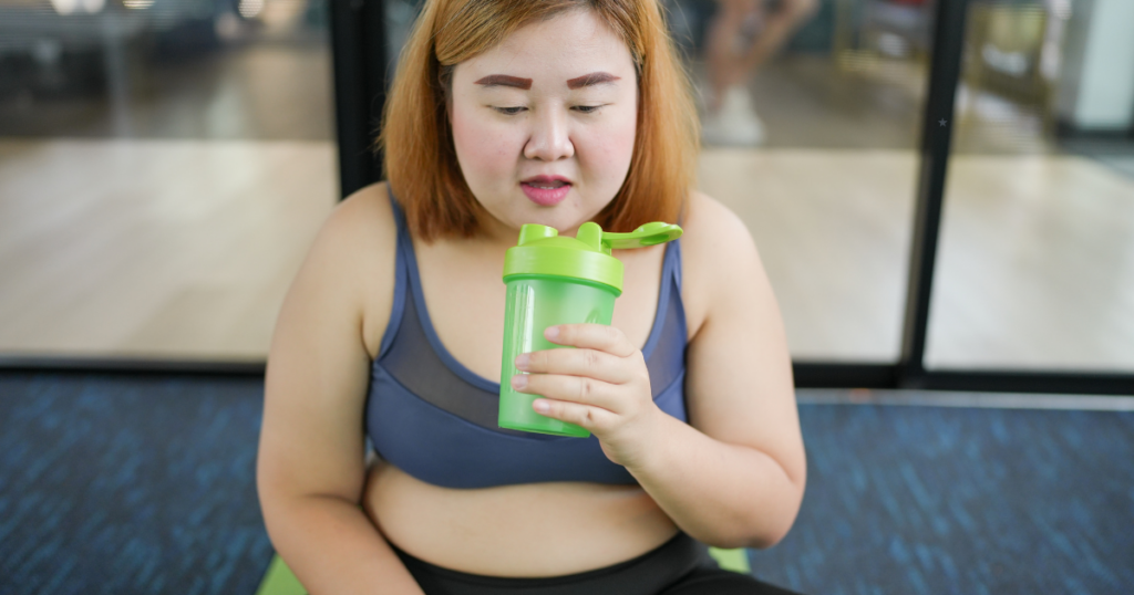 代謝維持型ケトン体プラス食事法の仕組みを示す図。昼は脂肪代謝とケトン体を活用し、夜は少量の炭水化物で回復と自律神経を整える食事設計。