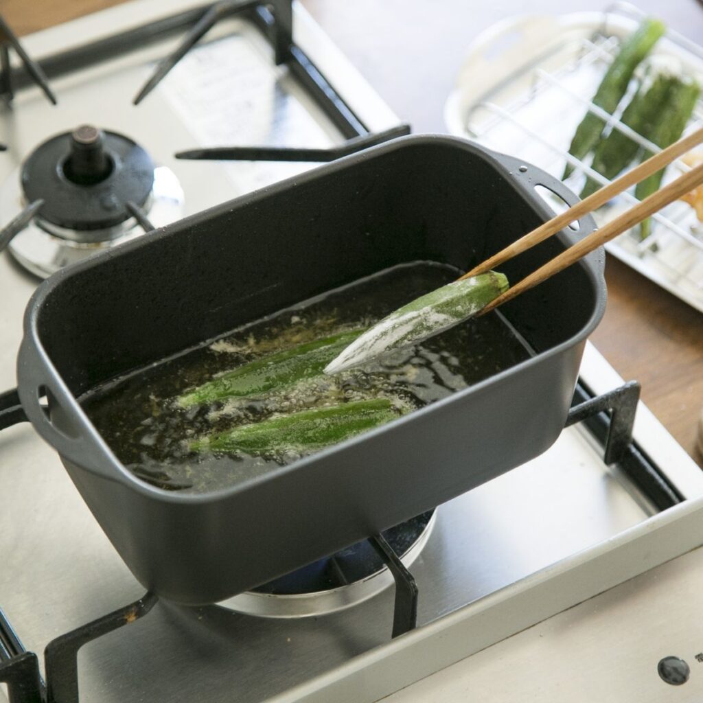 少ない油で揚げ物を作れる4w1hコンパクトフライヤー