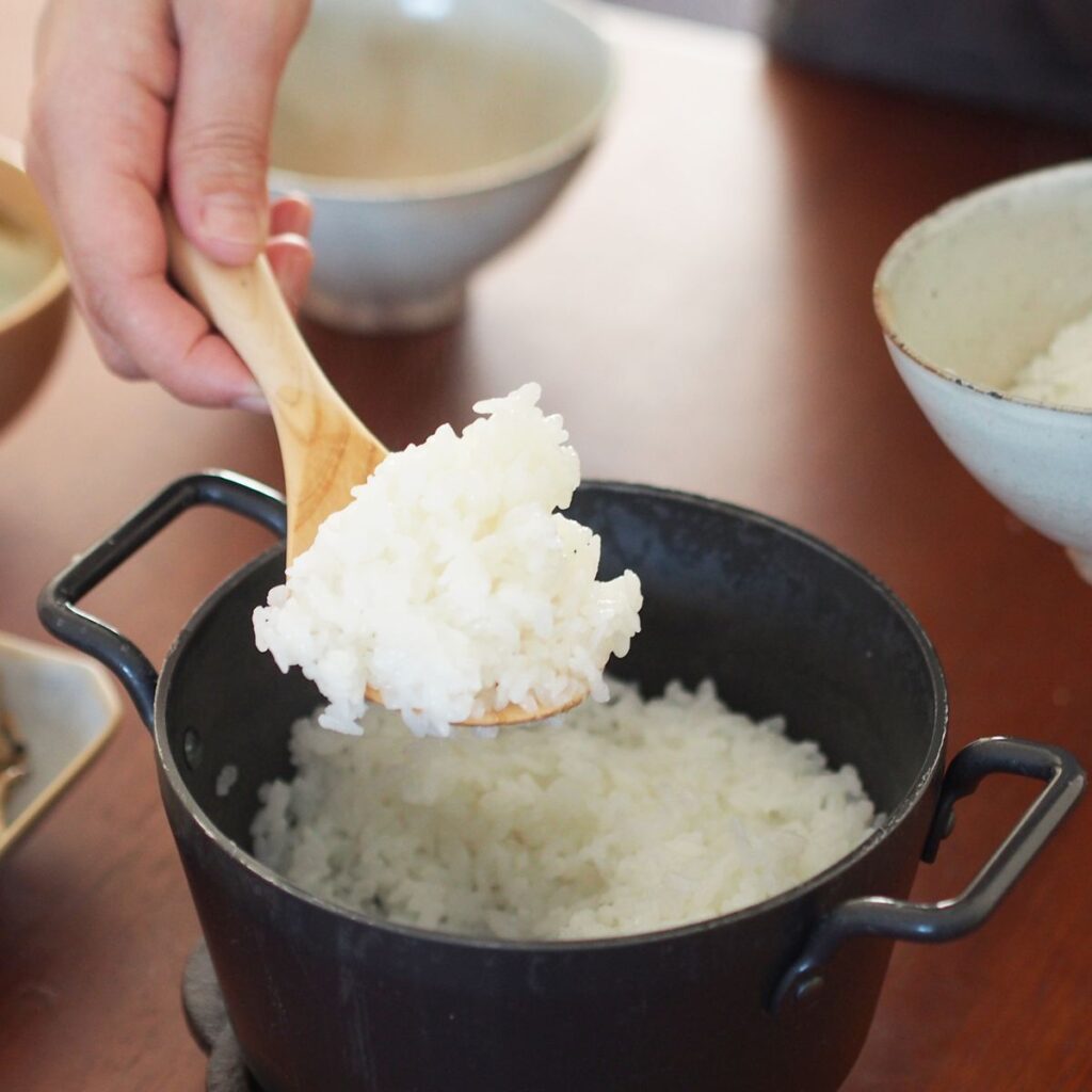 鉄の小さなごはん鍋と木製しゃもじのセット