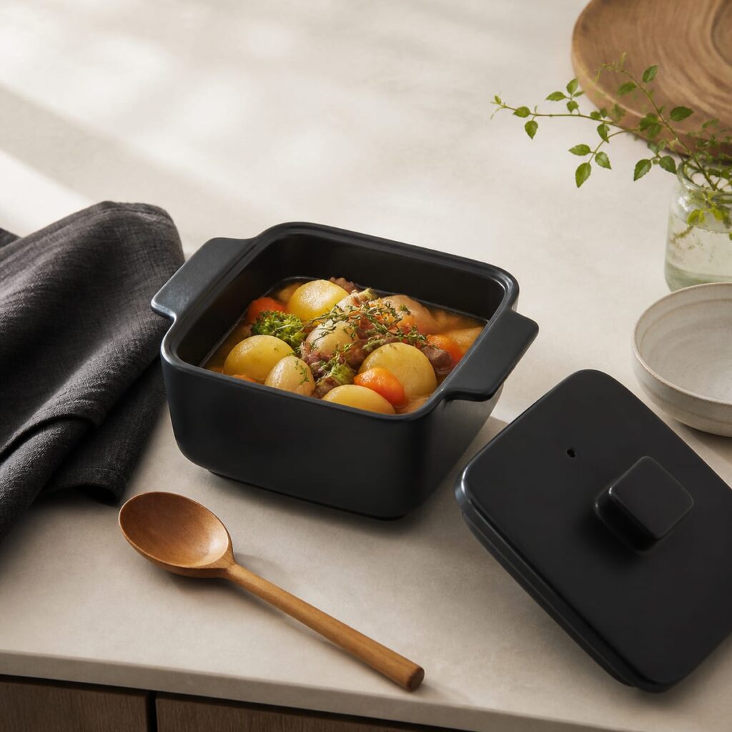 黒い陶器調理器で一人分の煮込み料理を作るイメージ